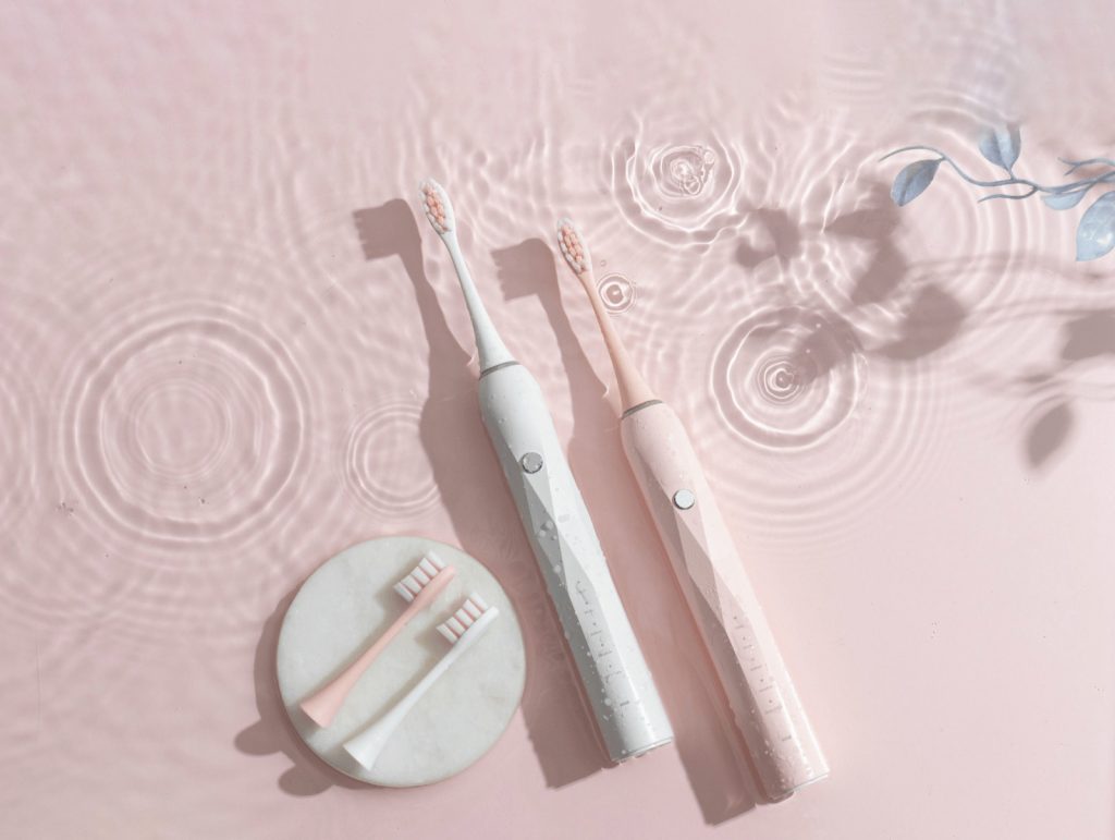 如何更换电动牙刷头？