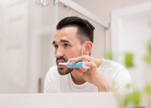 正确使用电动牙刷方法