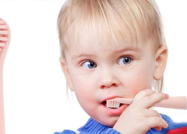 儿童使用电动牙刷