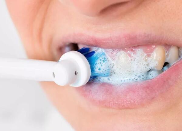 怎样用电动牙刷刷牙？掌握“巴氏刷牙法”，清洁效果更佳！