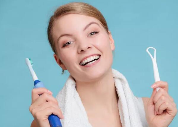 电动牙刷怎么刷舌头？两分钟教你学会用电动牙刷刷牙