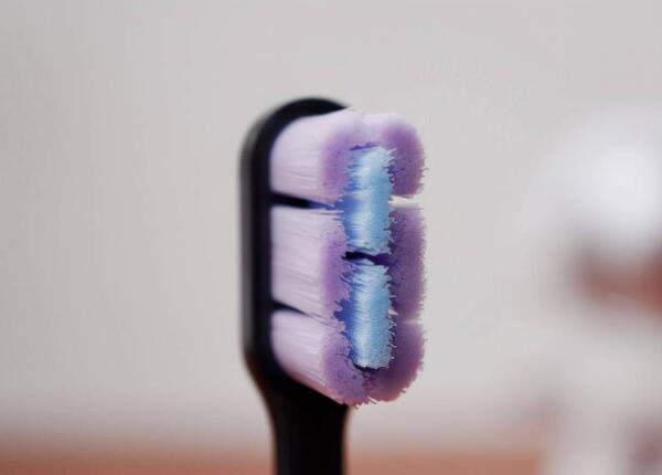 炸毛的电动牙刷刷头