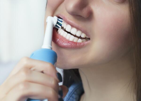 电动牙刷怎么用巴氏刷牙法？电动牙刷正确的刷牙方式操作介绍