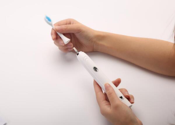 电动牙刷多久换一次刷头合适？电动牙刷头更换周期为三个月一次