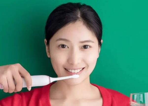 刷牙三连问：刷牙要刷多久，为何刷牙总出血，要刷舌苔吗？