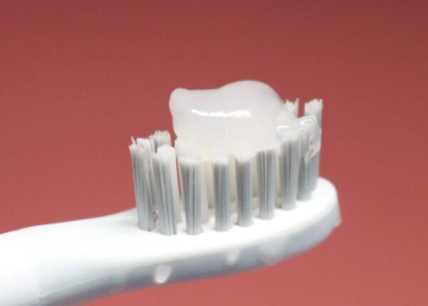 声波款圆头电动牙刷好用吗？声波牙刷圆头扁头清洁分析