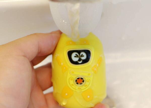 儿童用u型电动牙刷安全吗？牙医居然这样建议