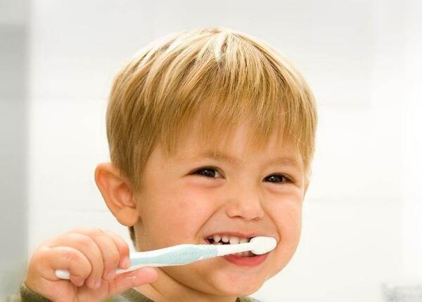 儿童使用牙刷