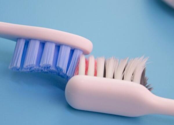 电动牙刷怎么看刷头软不软？刷头刷毛软硬两大分辨技巧