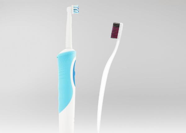 电动牙刷vs手动牙刷：哪种刷得更干净？正确使用方法详解！