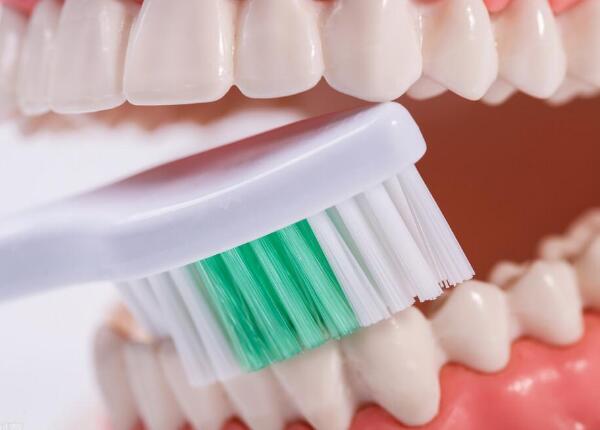 牙刷使用 电动牙刷刷牙干净还是手动刷牙好