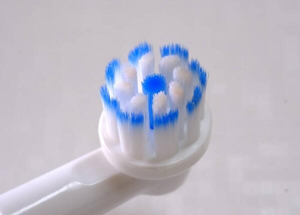 手动和电动牙刷哪个适合你 手动和电动牙刷哪个更适合你