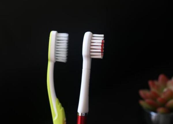 手动牙刷怎么选刷毛？选择正确刷毛类型，实现有效清洁