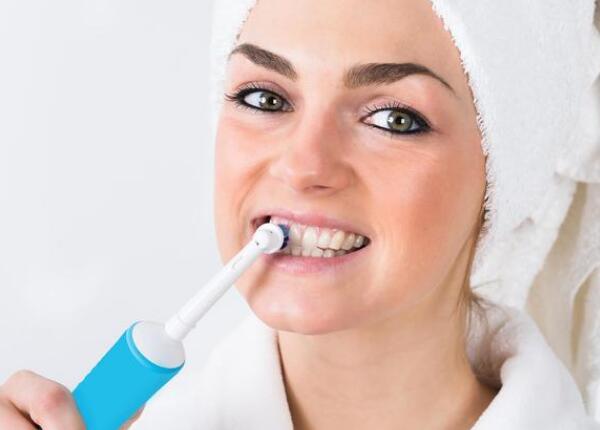 电动牙刷刷牙正确操作 电动牙刷刷牙正确操作