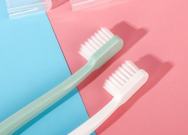 成人用哪种类型的牙刷好？探寻适合您的牙齿保健伴侣！