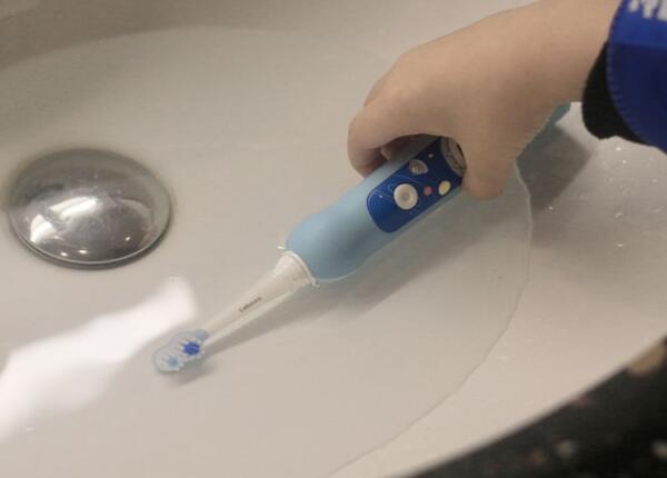 儿童电动牙刷使用操作 儿童电动牙刷第一次使用如何操作
