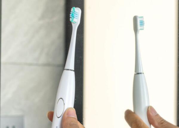 使用电动牙刷手抖正常吗？刷博士来解答！
