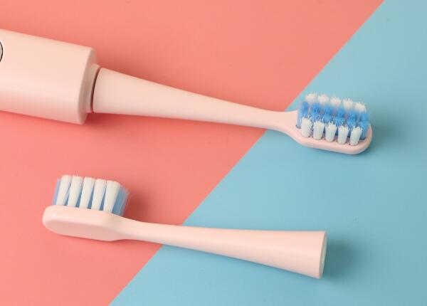 新人入手电动牙刷怎么?。渴兹氲缍浪⒌乃拇罂吹? width=